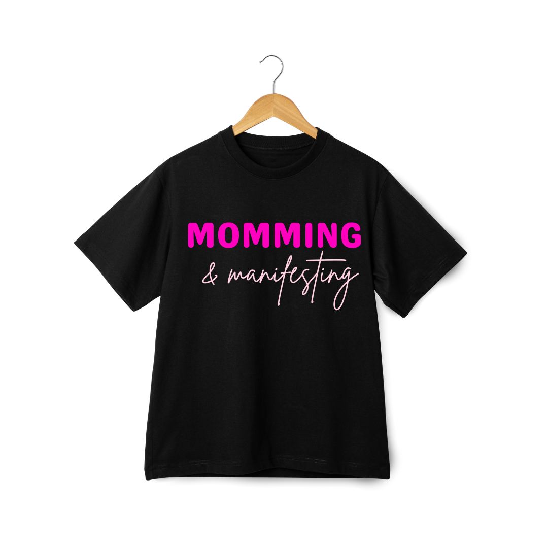 Momming & Manifesting Tee